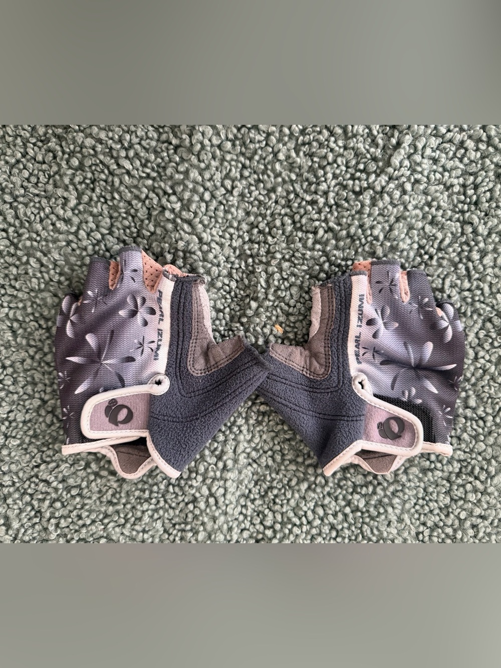 Pearl Izumi Youth Half-Finger Cycling Gloves in Gray and Lavender Accent